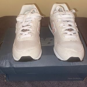 🩷🩶Girls pink & gray New Balance 🏃🏾‍♀️🏃🏾‍♀️